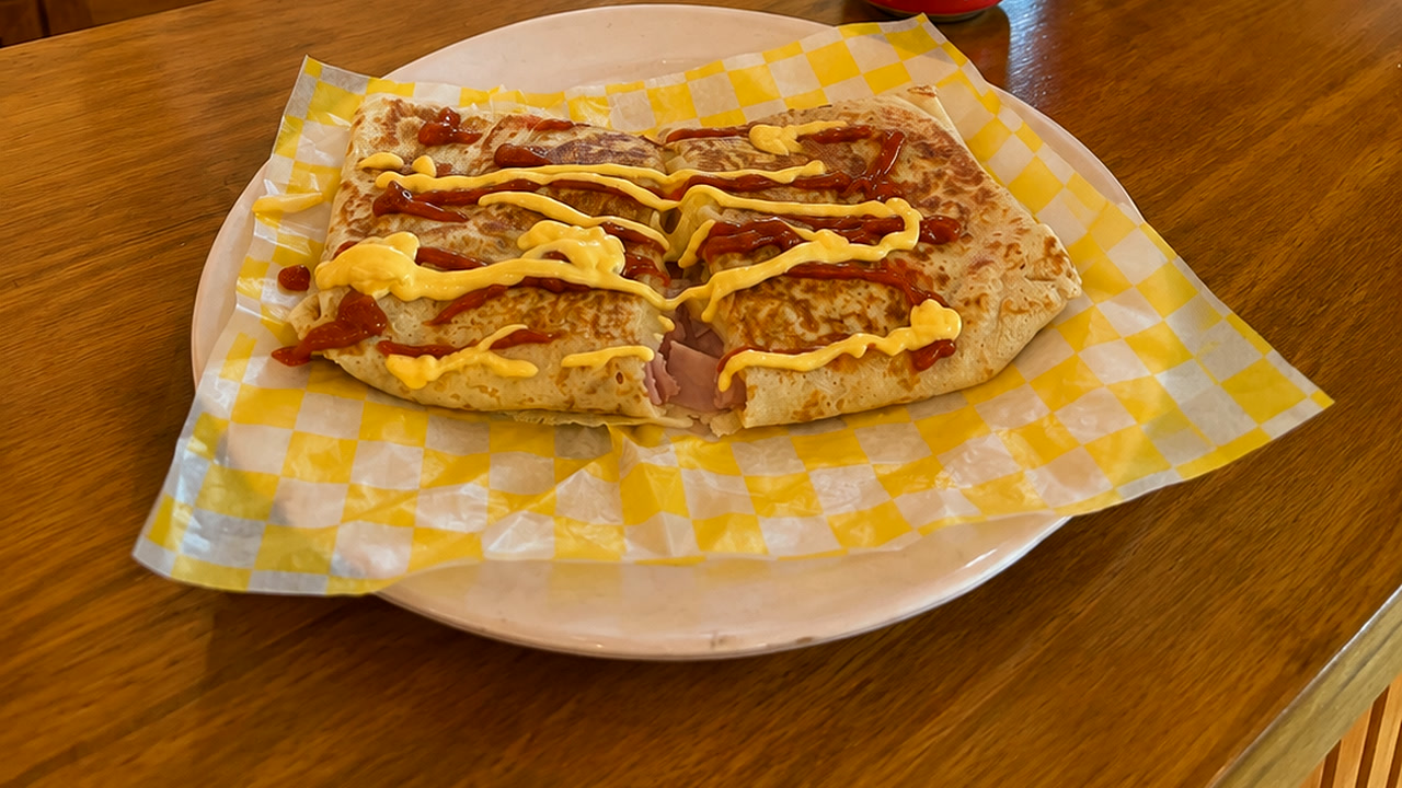 Crepe salado de jamón y queso con mostaza y ketchup en plato