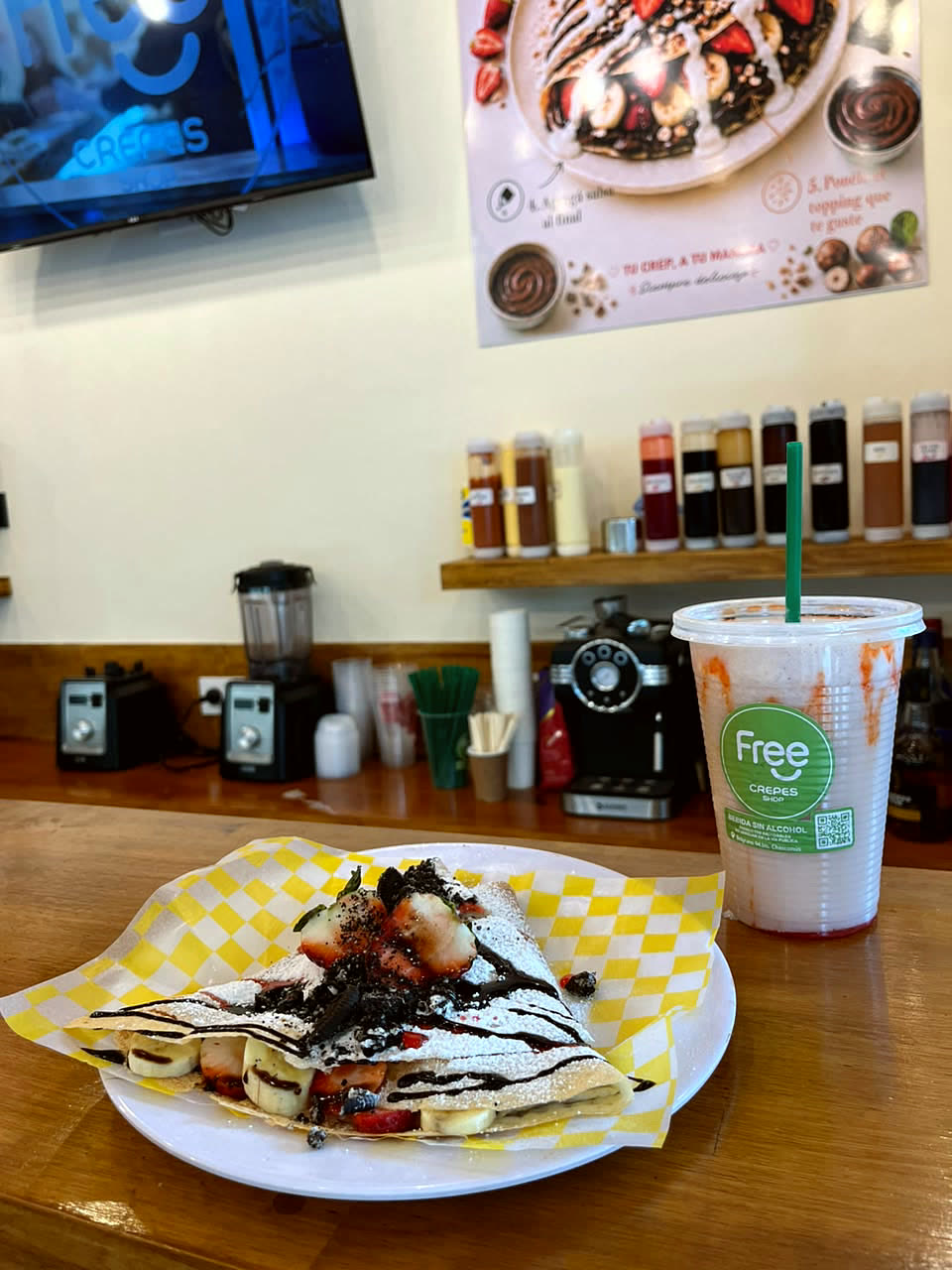 Crepe dulce con bebida frutal